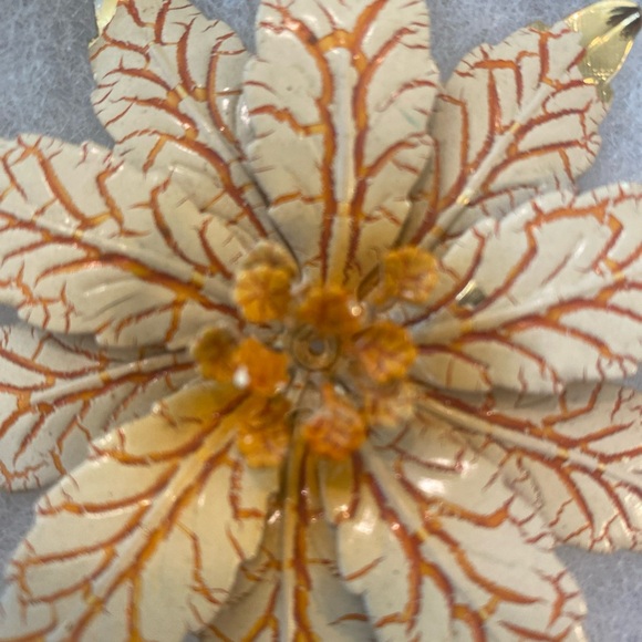 Vintage Mid Century Gold  Flower Pointsetta Hand Painted Brooch Pin - Picture 2 of 3